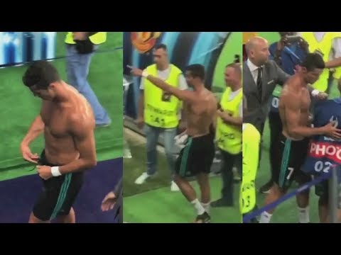 Cristiano Ronaldo Give T-Shirt to Fan after match vs Manchester~Manchester United 1:2 Real Madrid