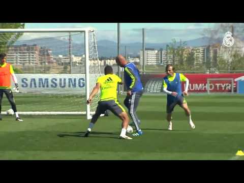 Zinedine Zidane Showing incredible skills during Real Madrid training 24.04.2016