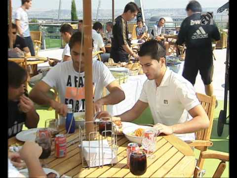 Mourinho invites the Real Madrid squad to BBQ after training!