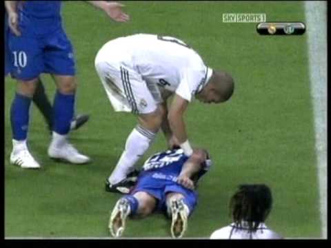 Pepe Real Madrid kicking out fighting on pitch and getting red card