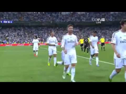 Raul Gonzales Give T Shirt to Cristiano Ronaldo in Real Madrid 1 01