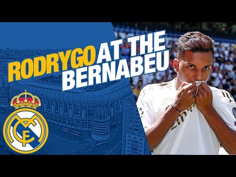 LIVE | Rodrygo takes to the Bernabéu pitch!